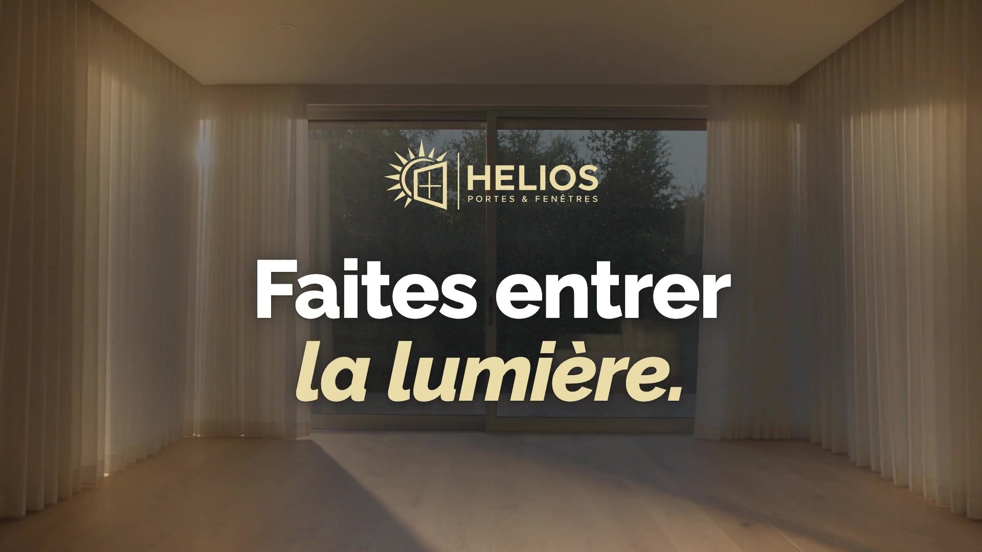 Salon baigné de lumière, les rideaux ouverts sur une grande fenêtre au petit matin.